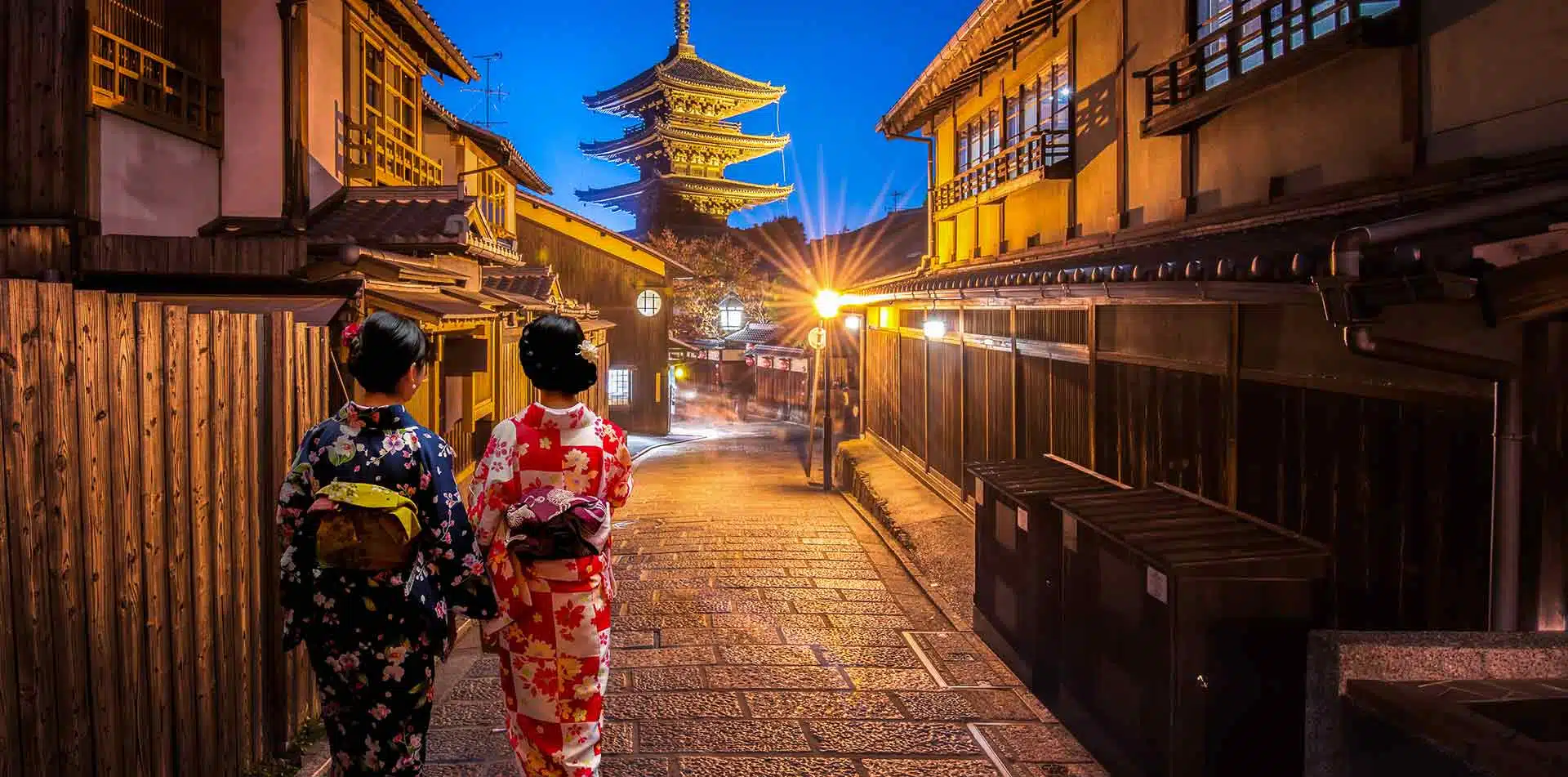 Women at Yasaka Pagoda, Japan Undo