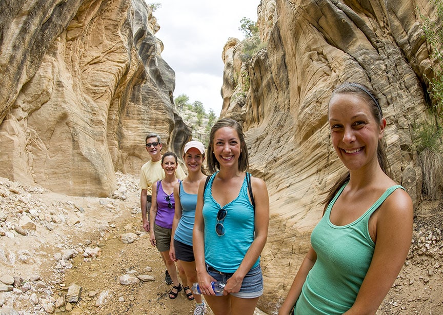 Family hiking in Bryce Canyon