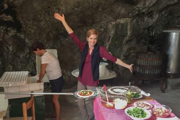 Make your own pizza during a hands-on lesson while on tour in Amalfi