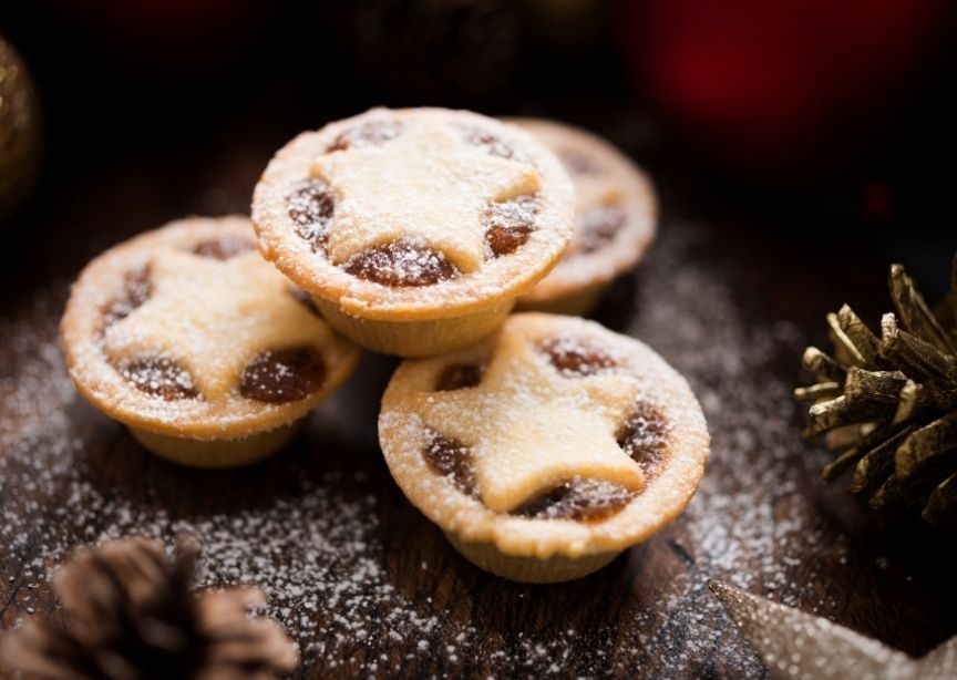 4 English Mince Pies Christmas Dusted in Powdered Sugar