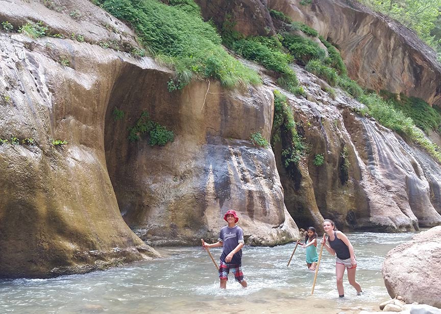 USA Zion national park family hiking narrows